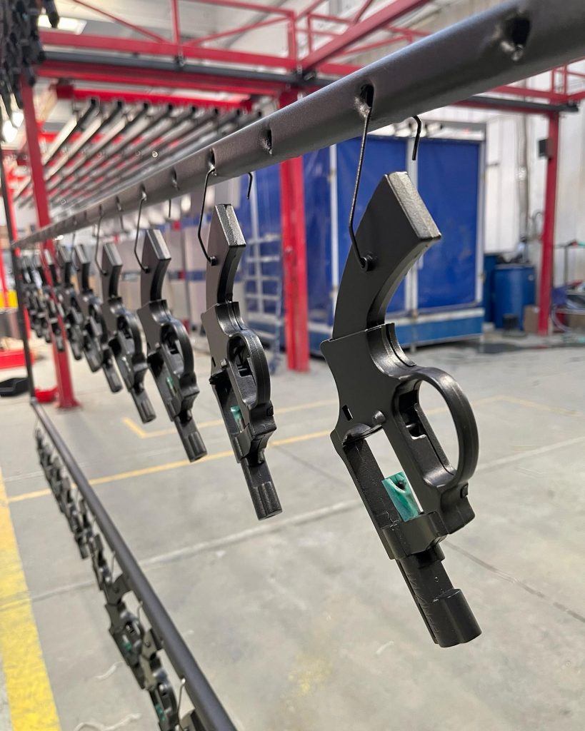 malowanie dla branży zbrojeniowej broń